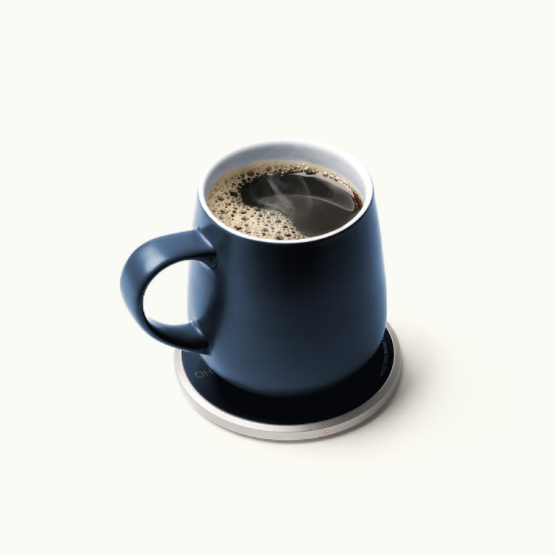 ohom ui blue mug with coffee on dual-purpose charging pad
